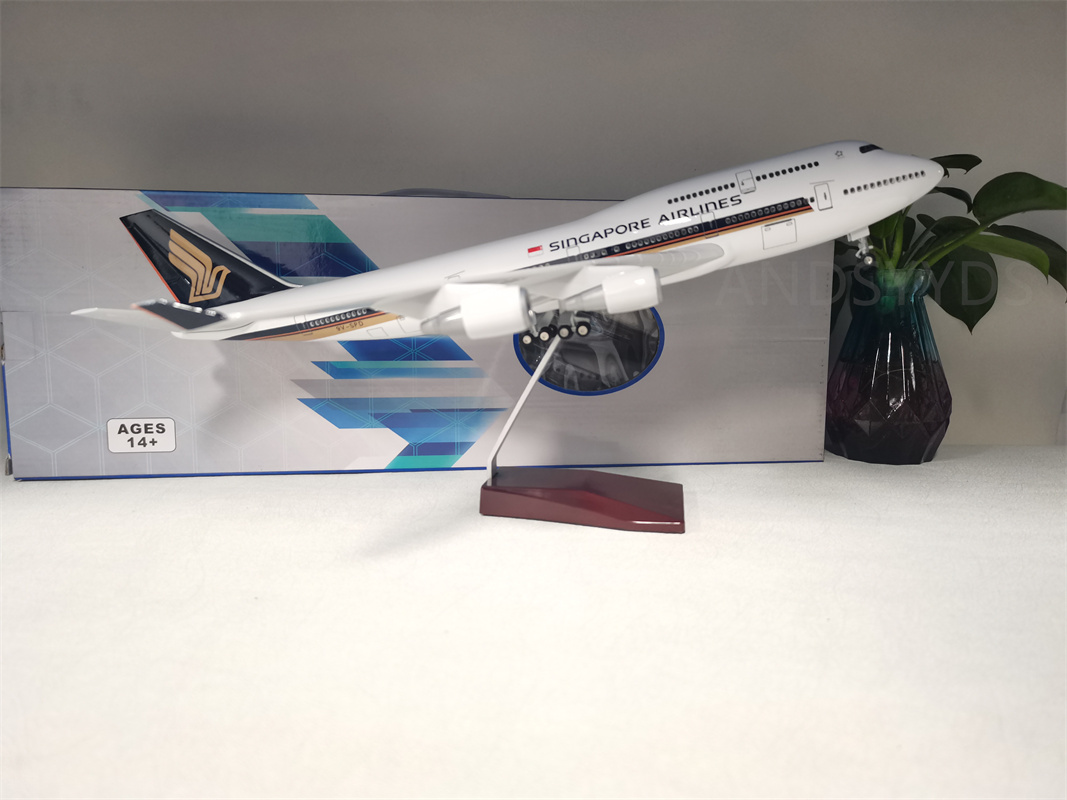 Model Kit Singapore - 47 cm Singapore Airlines B747-400 Flugzeugmodell